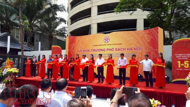 Khai trương 'Phố sách Hà Nội', nườm nượp người thăm quan, mua sách ảnh 1